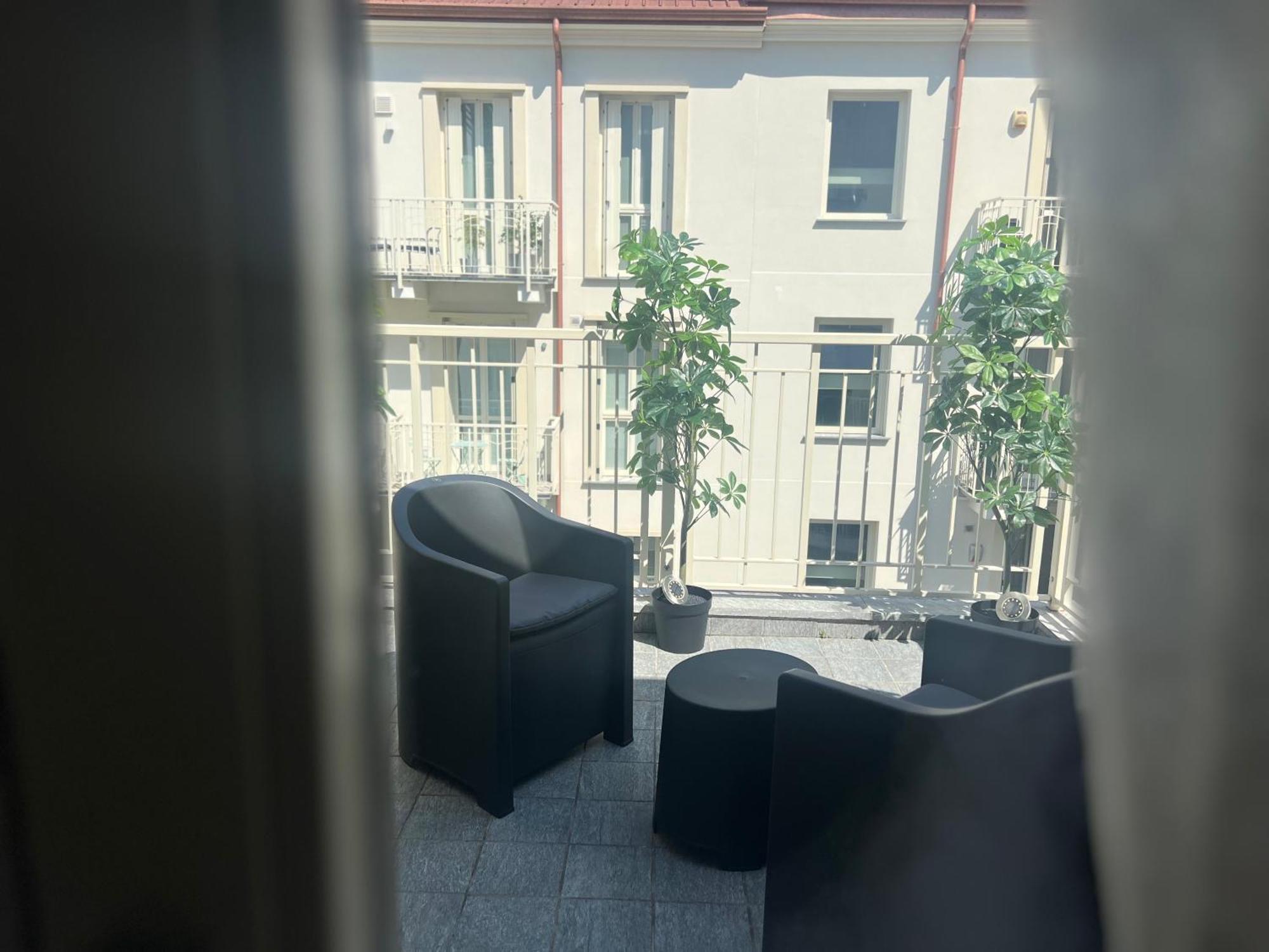 Regina Milano In Melegnano - Wifi, Breakfast Box And Terrace Lägenhet Exteriör bild